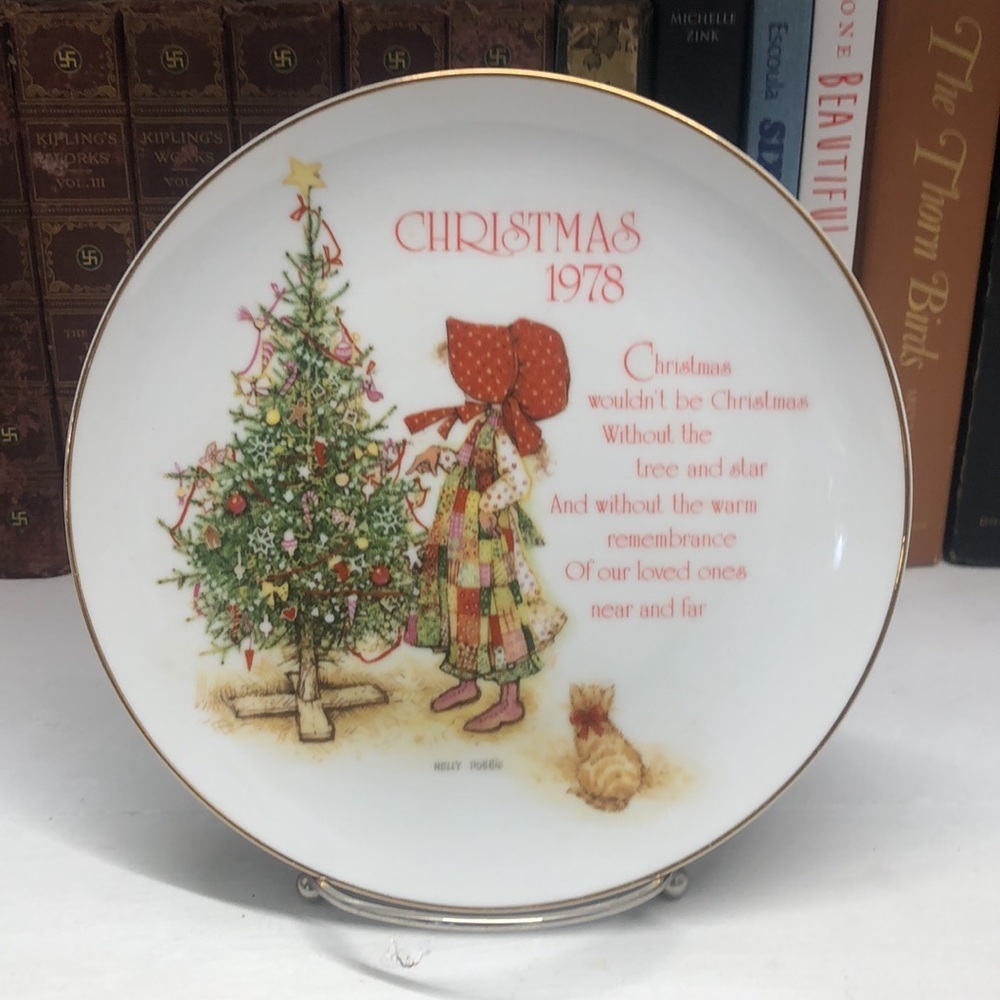0445 Vintage 1978 Holly Hobbie Large Commemorative Christmas Plate - Picture 3 of 4